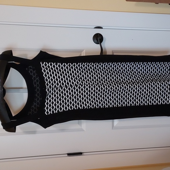 R & M Richards Petite Black and White Geometric Wave Pattern Wide Strap Dress 14 - Picture 4 of 8